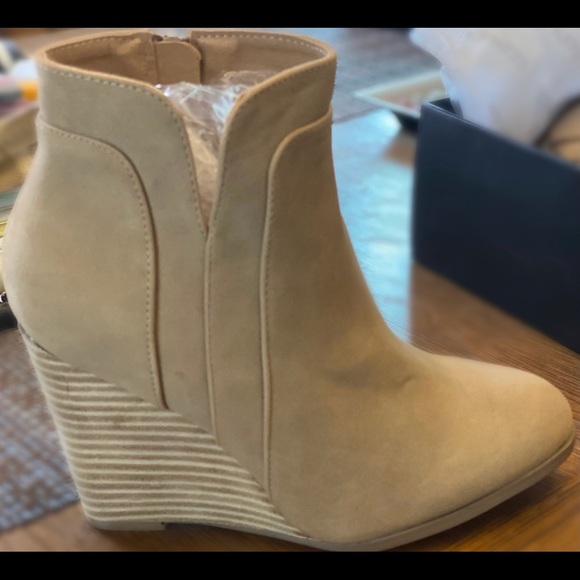 Brand new size 8.5 tan boots - Picture 2 of 3